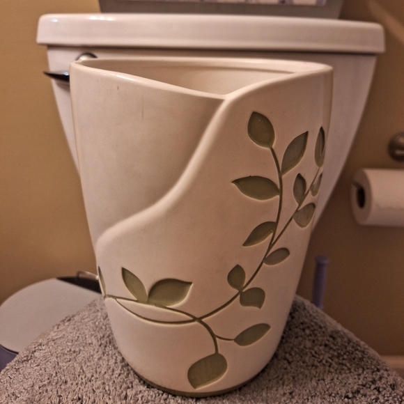 Ceramic bathroom set with matching shower curtain and decorative towels - Picture 3 of 6